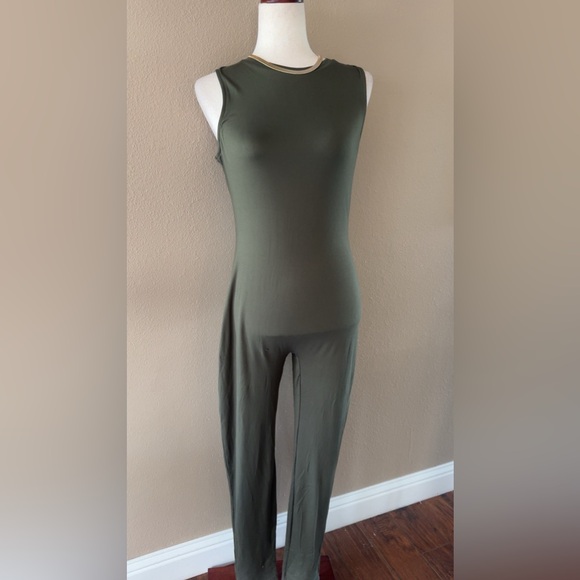 Soft and stretchy sleeveless jumpsuit in dark olive - Picture 8 of 9